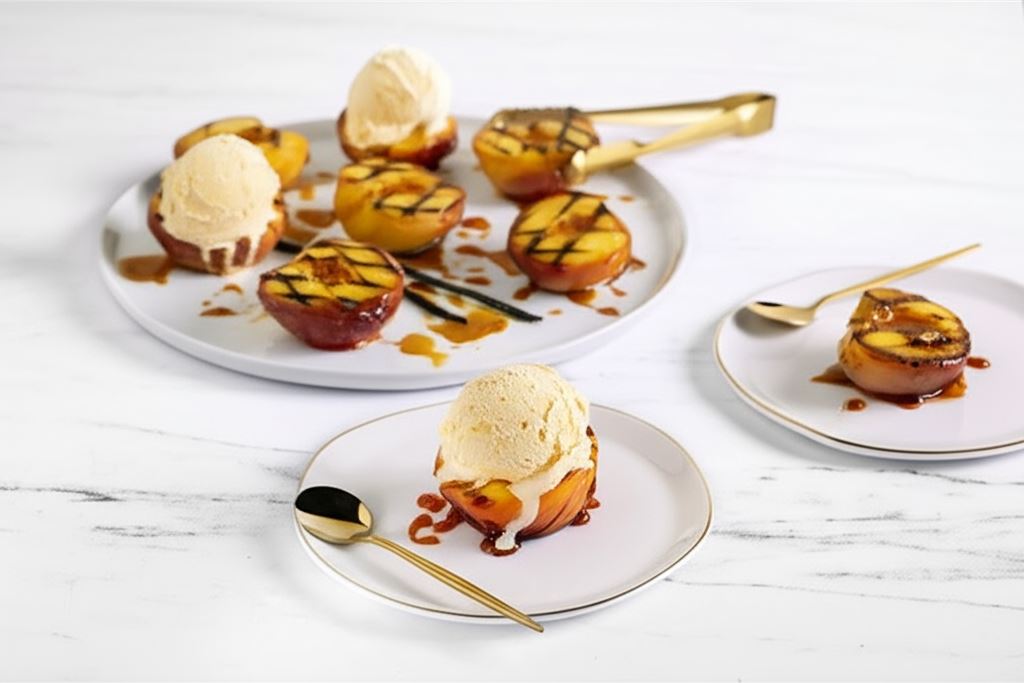 Grillowane brzoskwinie z lodami waniliowymi i miodowo-karmelowym sosem