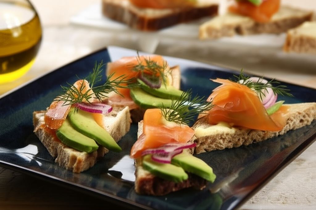 Kanapki z wędzonym łososiem i awokado