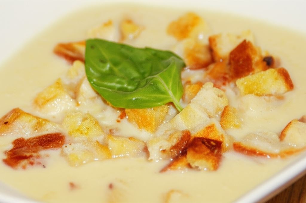 Krem z białych szparagów z grzankami