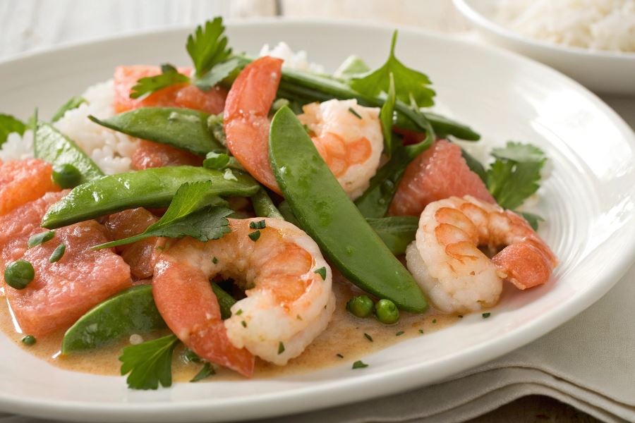 Krewetki z groszkiem cukrowym o smaku grejpfrutowo – kolendrowym