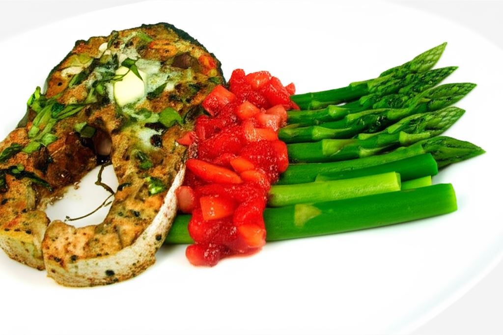 Łosoś ze Szparagami i Truskawkową Salsą