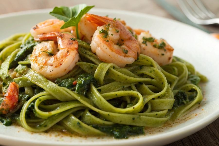 Makaron szpinakowy z krewetkami