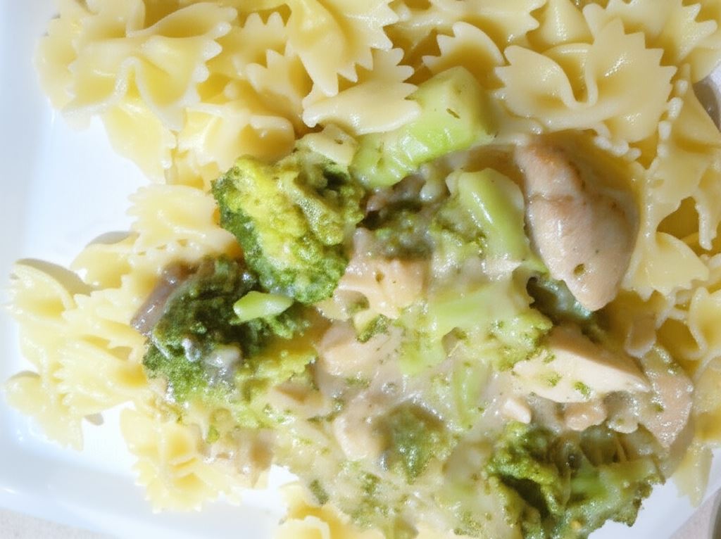 Makaron z kurczakiem w sosie śmietanowym z brokułami