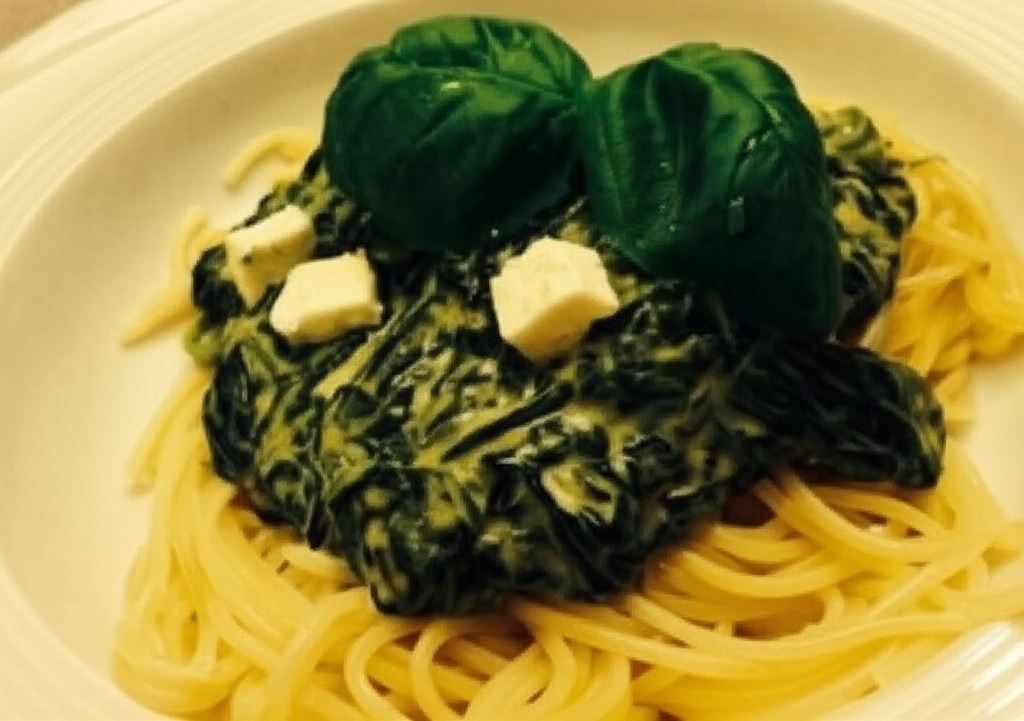 Makaron z sosem szpinakowo-serowym