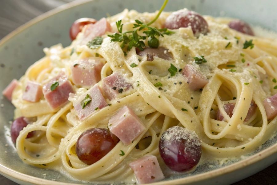 Makaron z szynką i winogronami