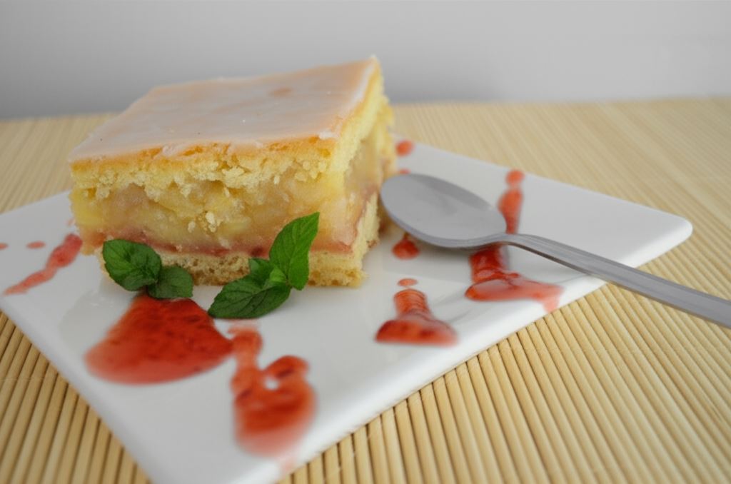 Mleczna szarlotka z malinami