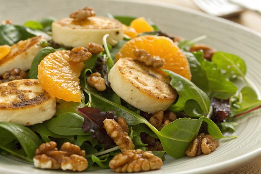 Orzechowa sałatka z ciepłym kozim serem i pomarańczą
