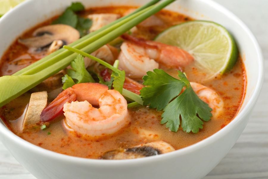 Ostro-kwaśna tajska zupa z krewetkami