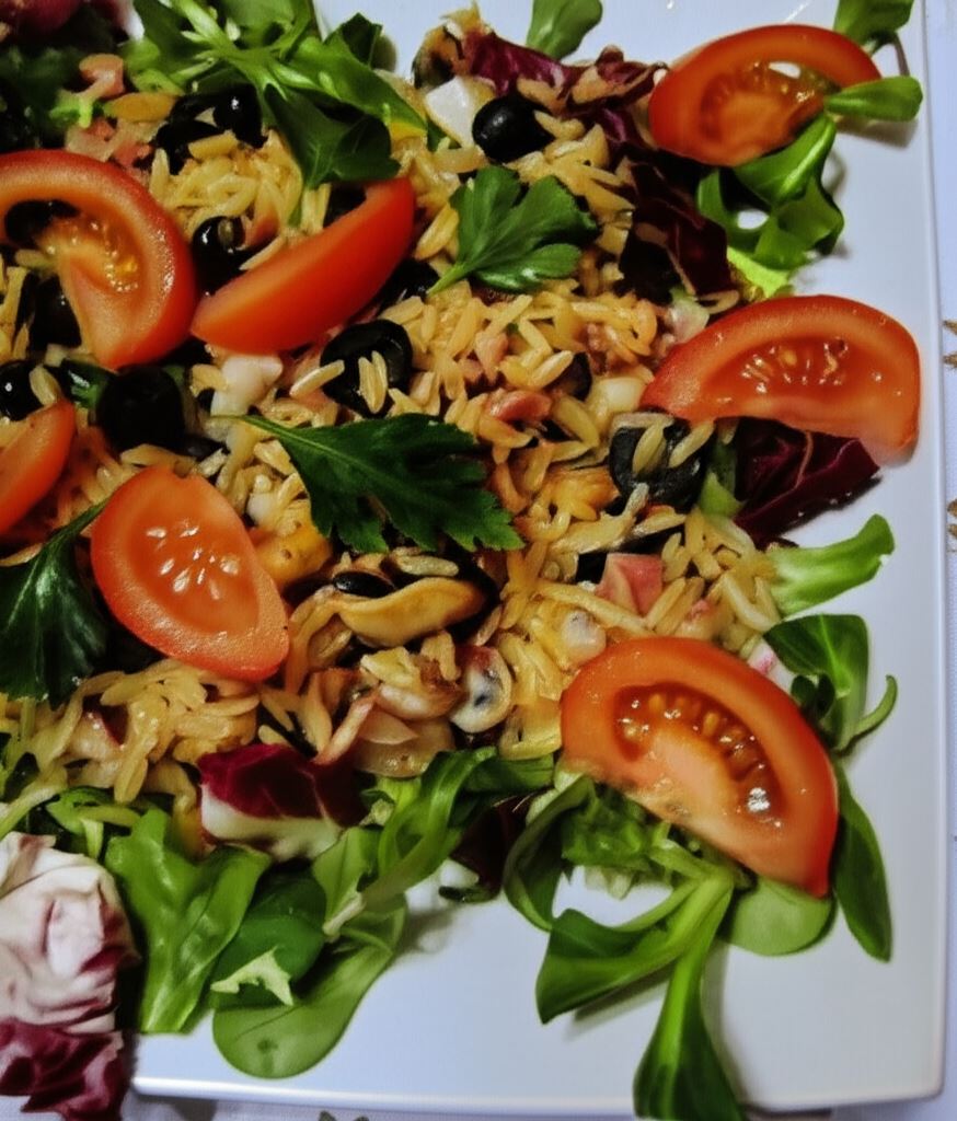 Owoce morza z makaronem na sałacie