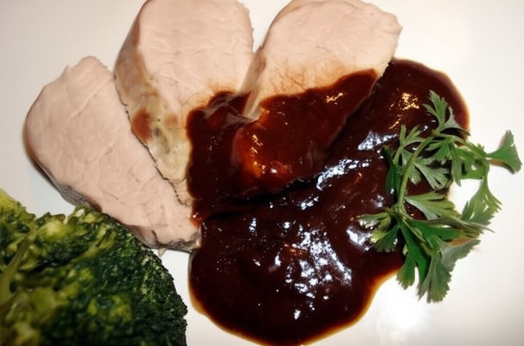 Pieczone polędwiczki z sosem śliwkowym