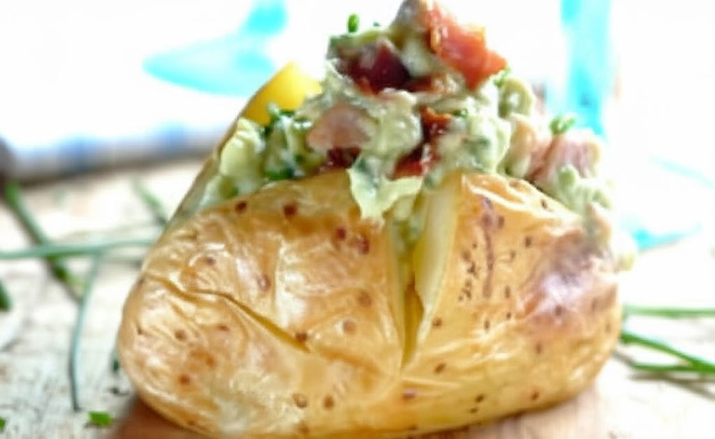 Pieczone ziemniaki z awokado i boczkiem