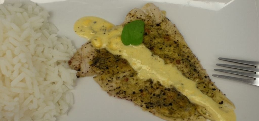 Pieczony dorsz z sosem serowym i ryżem