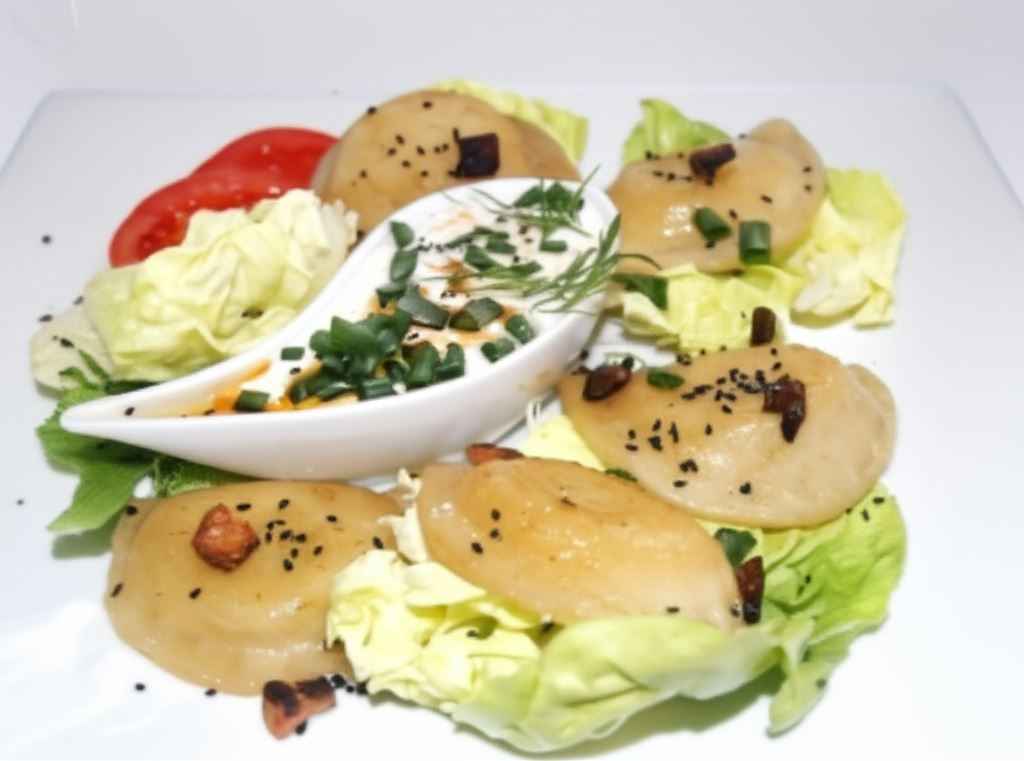 Pierogi z mięsem podsmażane- z sałatą i dipem ziołowym