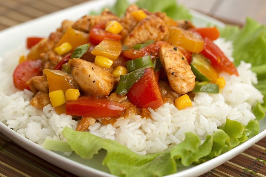 Pikantna sałatka z kurczaka i papryki