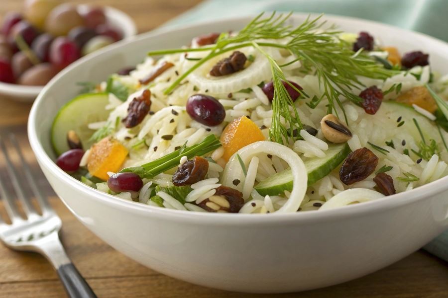 Ryżowa sałatka pachnąca koprem włoskim