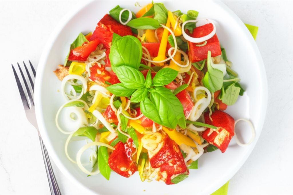 Sałatka paprykowa z kostkami tofu