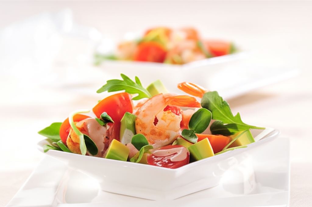 Sałatka warzywna z grillowanymi krewetkami królewskimi