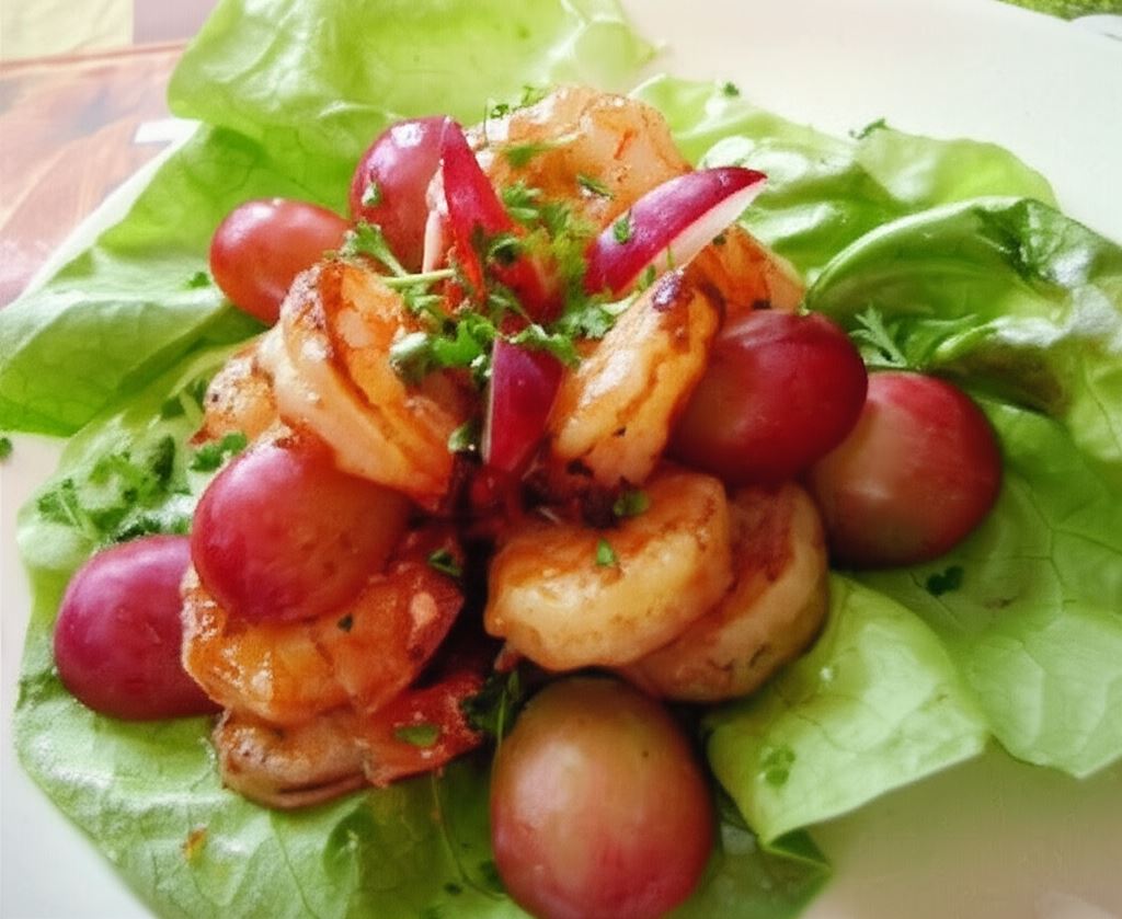 Sałatka z krewetek i winogron