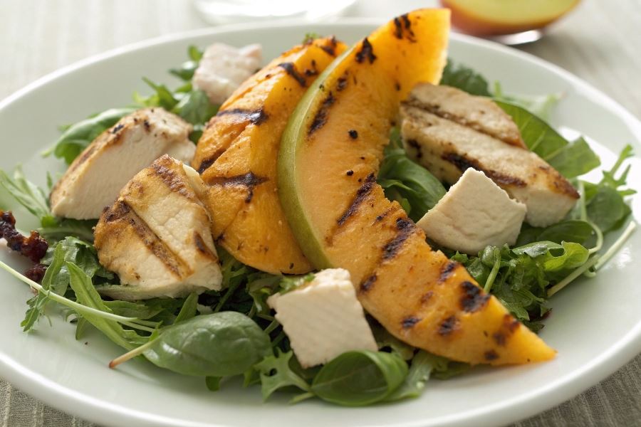 Sałatka z kurczaka z grillowanym melonem