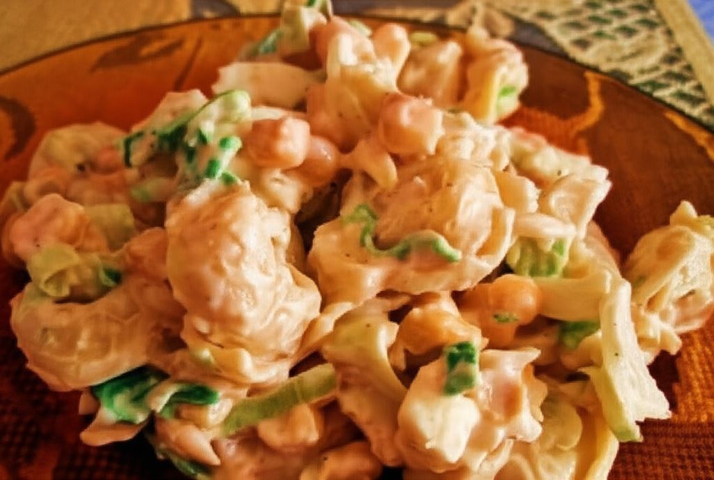 sałatka z makaronem tortelini