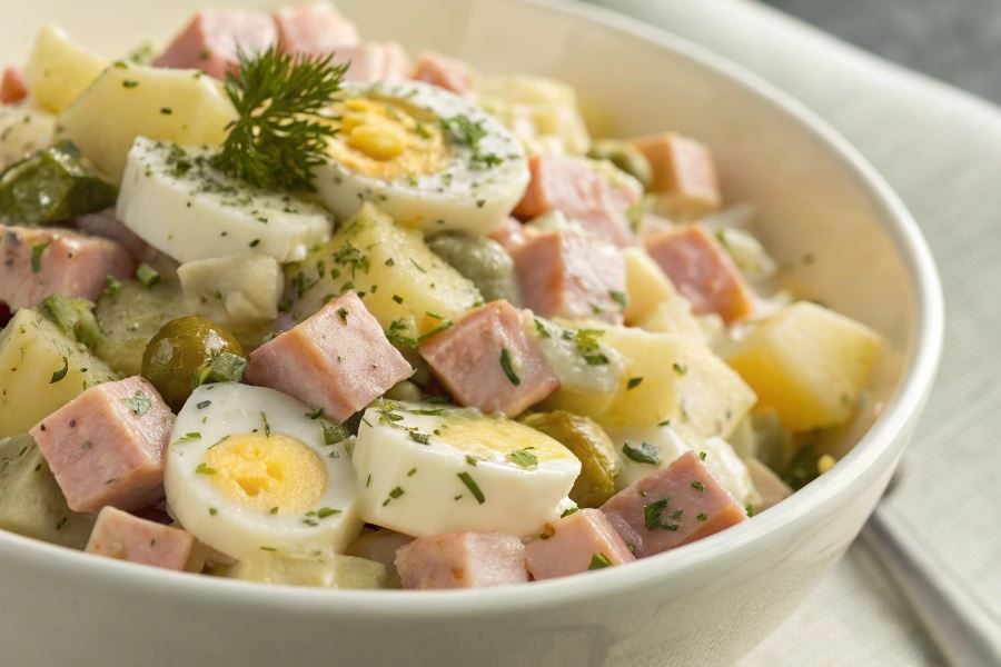 Sałatka z mielonką tyrolską