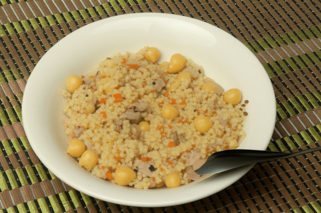 Sałatka z quinoa z ciecierzycą i kurczakiem