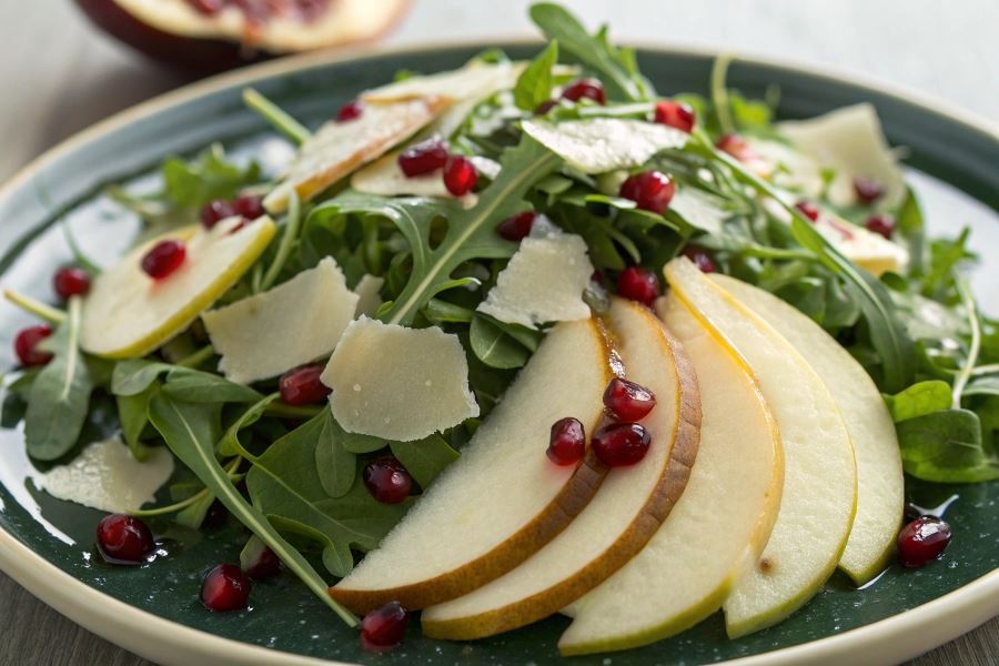 Sałatka z rukoli z gruszkami i parmezanem