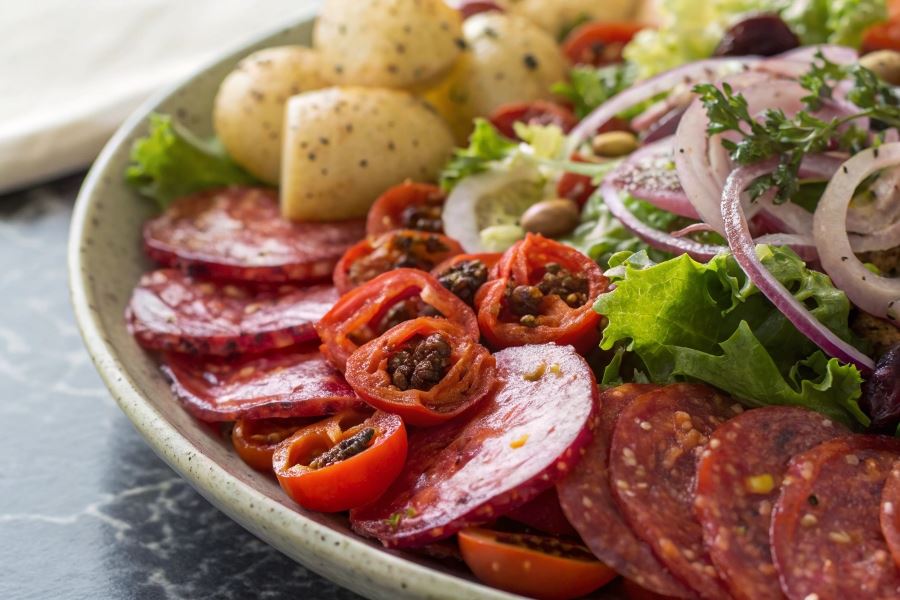 Sałatka z salami i suszonymi pomidorami