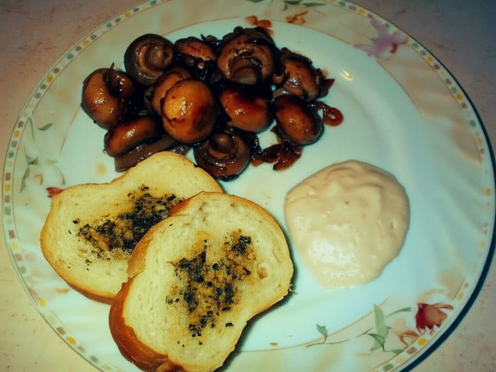 Smażone pieczarki z grzankami i chrzanem śmietankowym