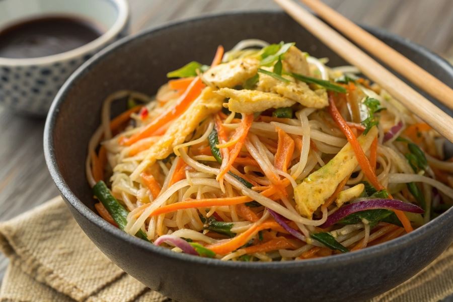 Smażony makaron z warzywami