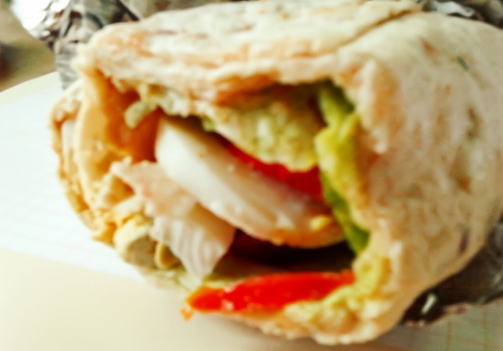 Śniadaniowy wrap z jajkiem i warzywami