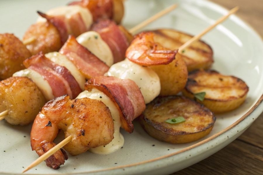 Szaszłyk z ziemniaków i krewetek