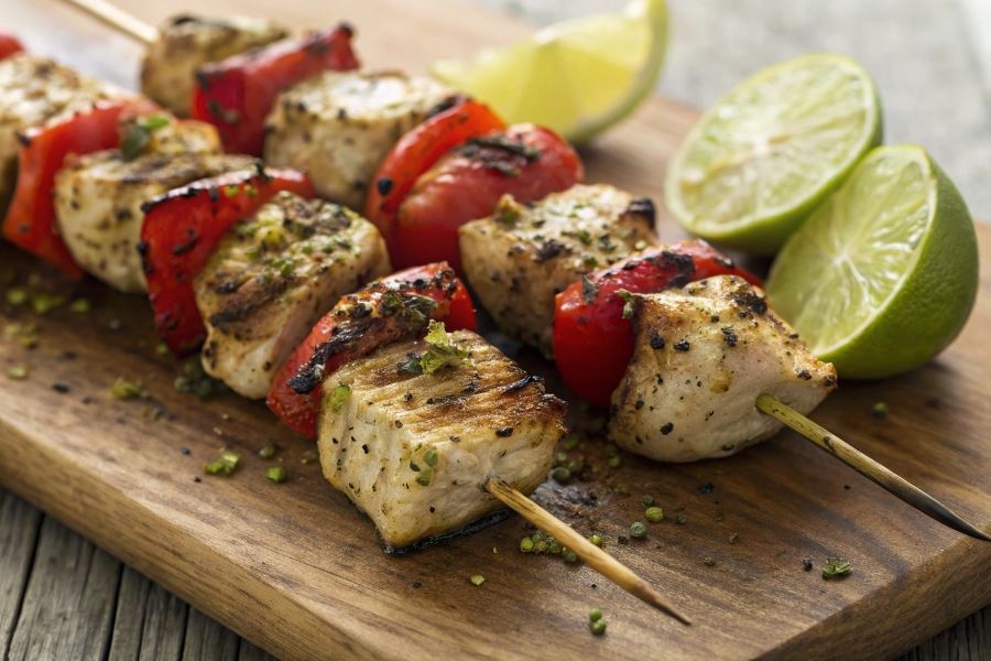 Szaszłyki z indyka obtoczone w pistacjach