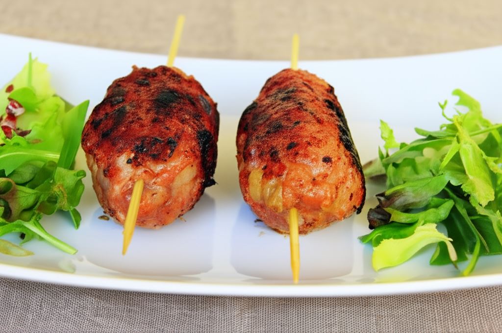 Szaszłyki z mięsa mielonego z fetą i zieloną papryką