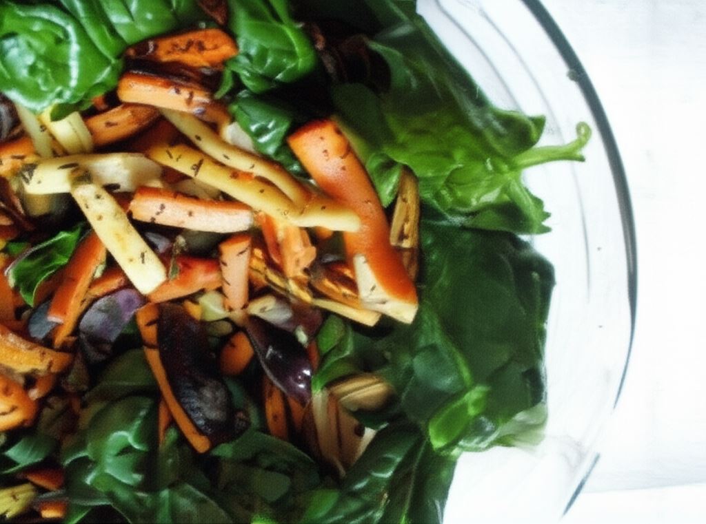 Szpinakowa sałatka z pieczonymi marchewką i pietruszką