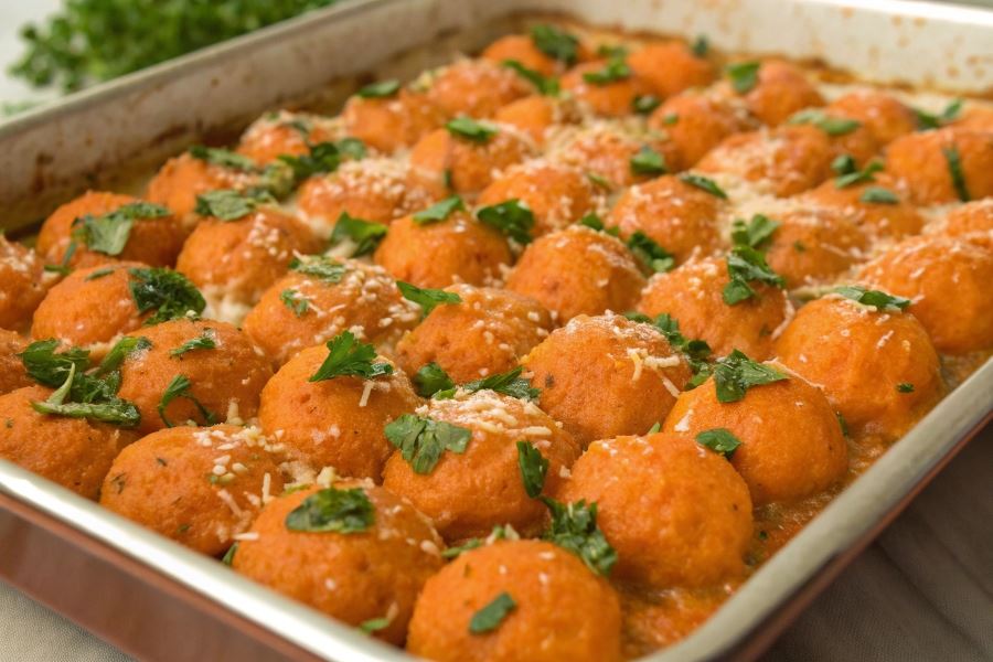 Wielkie gnocchi ze słodkich ziemniaków i rzeżuchy