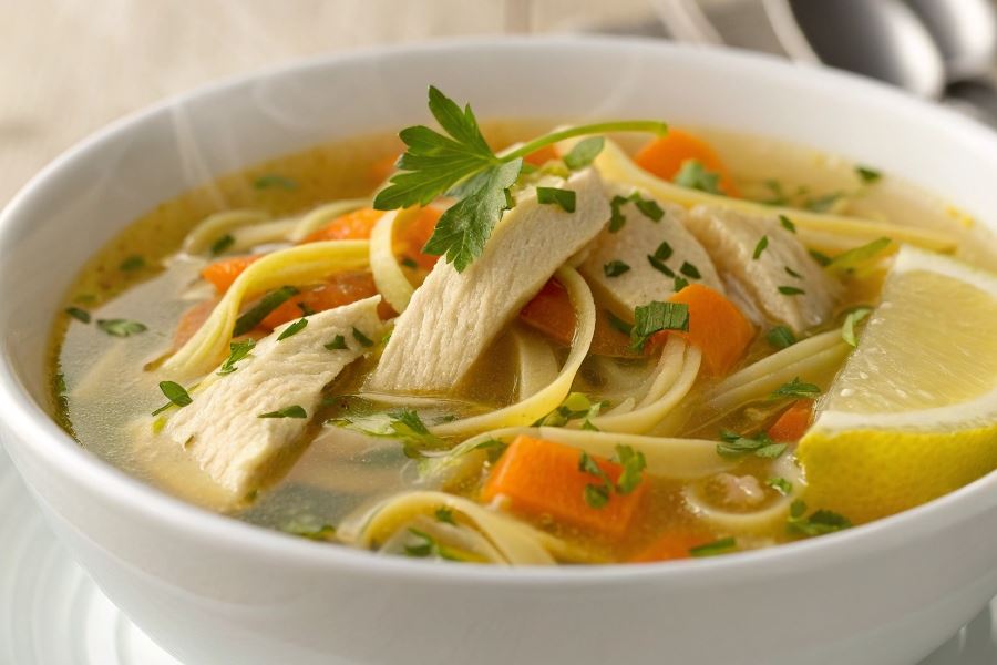 Zupa makaronowa z kurczakiem i porem