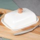 Maselnica ceramiczna Vilde 139678 z białym pojemnikiem i drewnianym uchwytem do serwowania masła