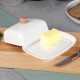 Maselnica ceramiczna Vilde 139678 z białym pojemnikiem i drewnianym uchwytem do serwowania masła