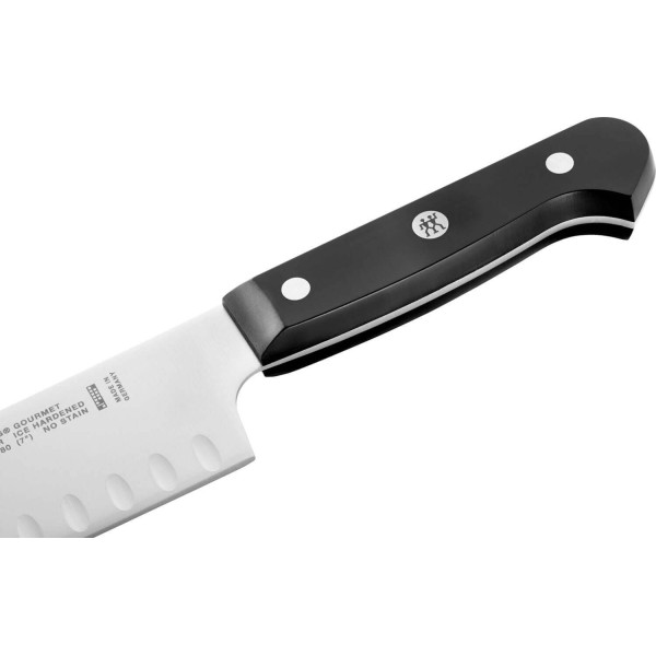 Nóż santoku Zwilling Gourmet 18 cm z rowkami do krojenia w kuchni