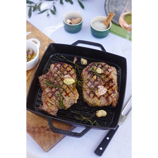 Patelnia grillowa Staub kwadratowa 28 cm żeliwna z dwoma uchwytami czarna