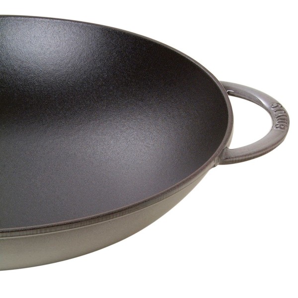Wok żeliwny Staub 37 cm z pokrywką do szybkiego smażenia grafitowy