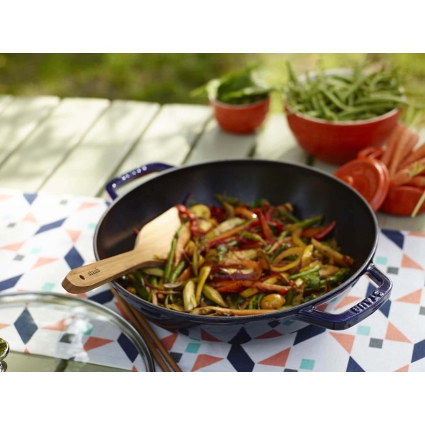 Wok żeliwny Staub 30 cm z pokrywką niebieski do smażenia i duszenia