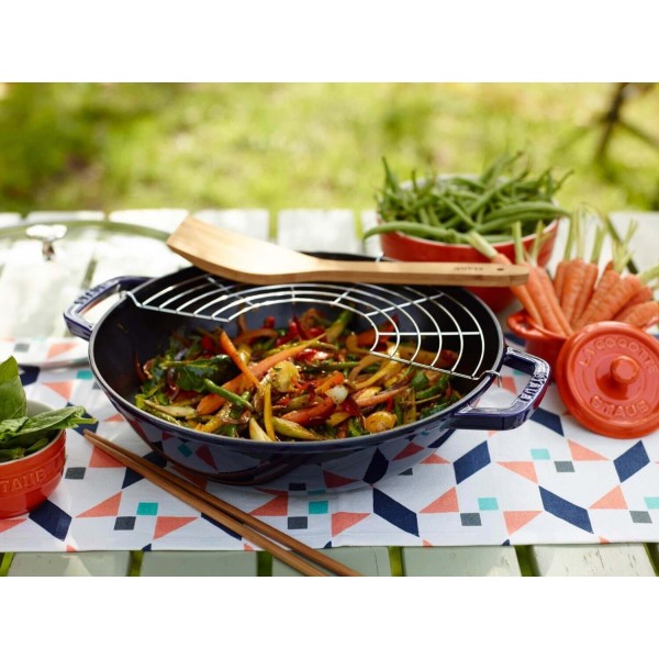 Wok żeliwny Staub 30 cm z pokrywką niebieski do smażenia i duszenia