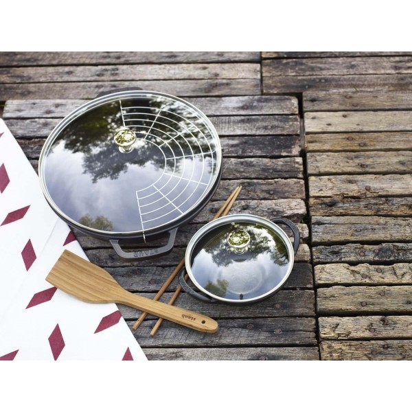 Wok żeliwny Staub 30 cm z pokrywką niebieski do smażenia i duszenia