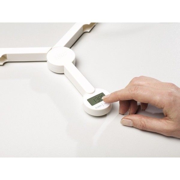 Ваги кухонні JJ-Waga TriScale біла, ТриСкейл, кухонні ваги, білого кольору, з прозорим дисплеєм та тарілкою 15 см — приклад використання для точного зважування інгредієнтів.