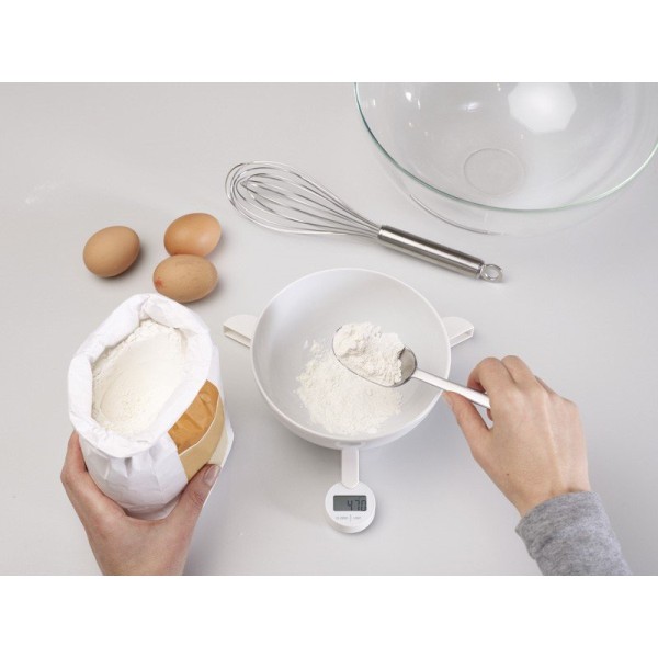 Ваги кухонні JJ-Waga TriScale біла, ТриСкейл, кухонні ваги, білого кольору, з прозорим дисплеєм та тарілкою 15 см — приклад використання для точного зважування інгредієнтів.
