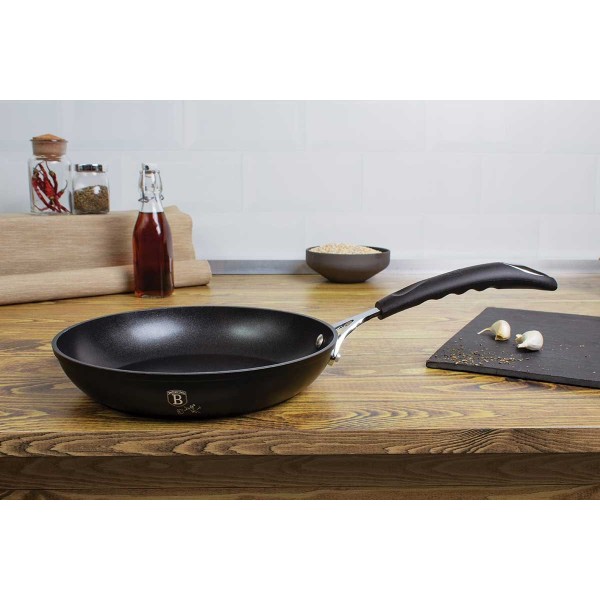 Patelnia tytanowa Berlinger Haus Black Professional Line BH-6116 24cm do smażenia i gotowania