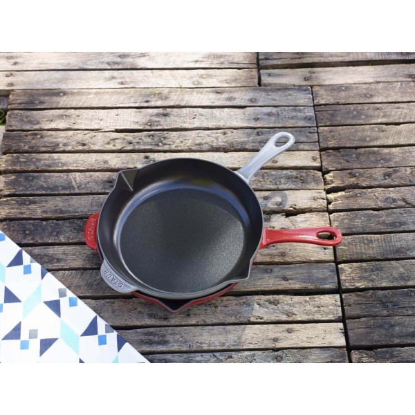 Patelnia tradycyjna Staub żeliwna 26 cm z metalowym uchwytem czarna