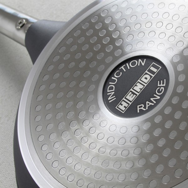 Patelnia indukcyjna Hendi Profi Line 629345 odlewana aluminium powlekana tytanem śr. 320 mm do smażenia potraw